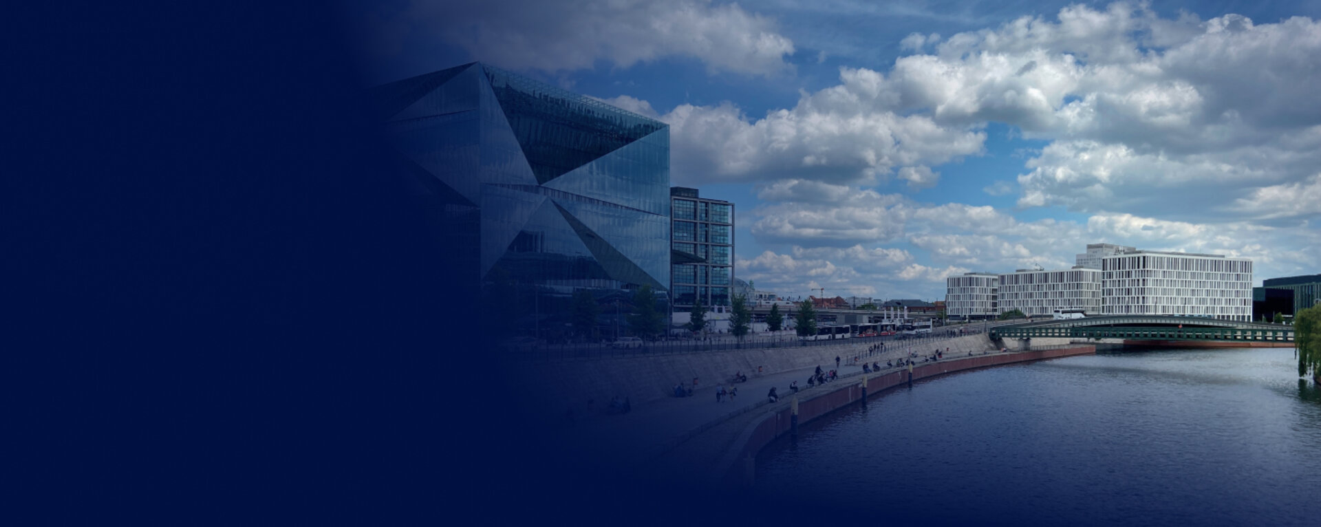 HiSolutions – Moderne Stadt und digitale Innovation für Unternehmen Moderne Stadtansicht mit innovativen Gebäuden am Wasser, kombiniert mit blauem Farbverlauf – Symbolbild für Digitalisierung und Unternehmenskultur bei Hisolutions