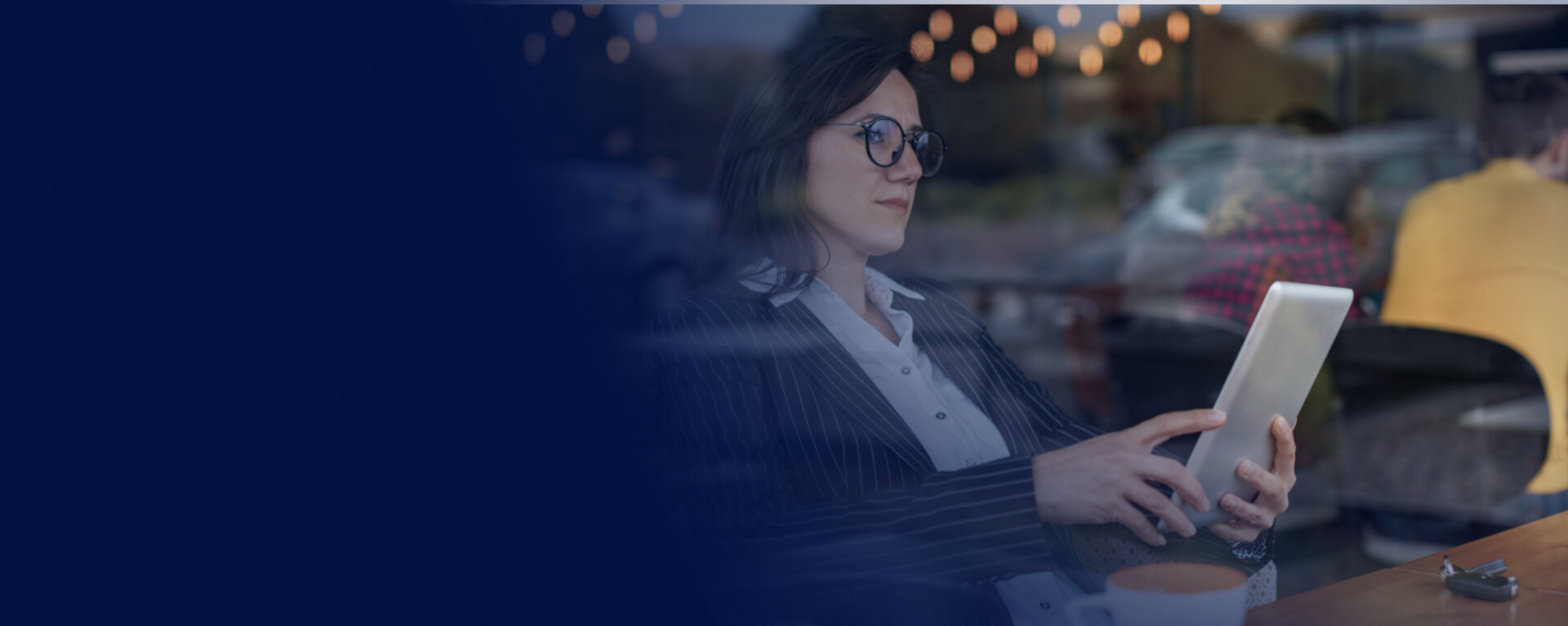 HiSolutions – Digitale Kompetenz und moderne Beratung für Unternehmen Person arbeitet mit Tablet im modernen Büro – Digitalisierung und IT-Expertise bei HiSolutions